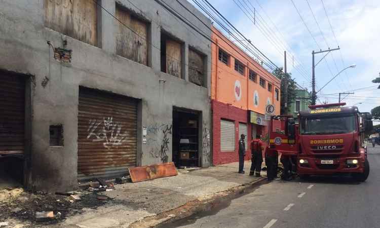 Incêndio atinge depósito de madeiras no Bairro Carlos Prates, em BH - Edésio Ferreira/EM/D.A Press