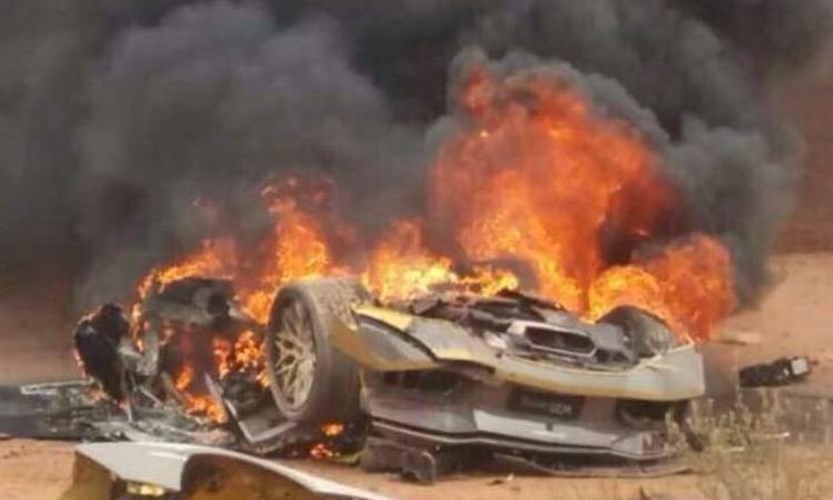 Lamborghini de R$ 3 milhões cai de barranco, pega fogo e é destruída  - Reprodução/WhatsApp
