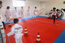 Projeto de Taekwondo do Instituto Olga Kos transforma a vida de crianças  - Dino