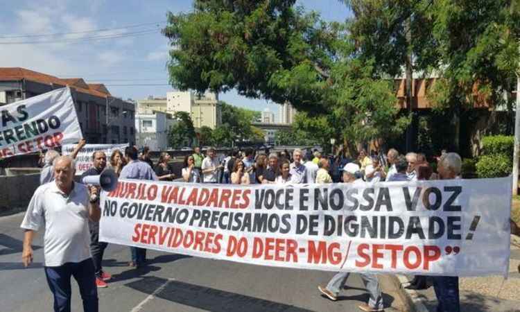 Servidores do DEER fecham parte da Avenida dos Andradas em protesto - Marcelo Costa/Reprodução