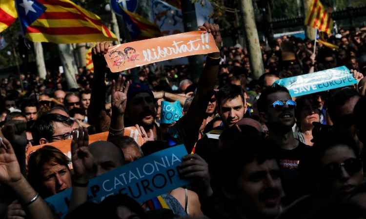 Senado autoriza o governo espanhol a intervir na Catalunha - PAU BARRENA / AFP