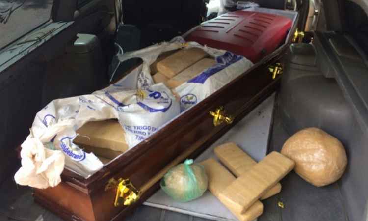 Motorista é preso transportando 92 quilos de drogas em caixão - Polícia Militar Rodoviária (PMRv) / Divulgação 
