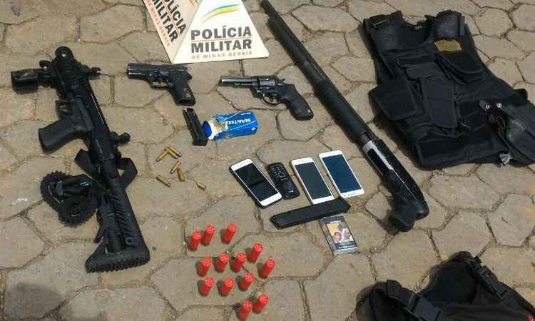 PM prende criminosos que roubaram carga de cigarros e fizeram escolta armada refém - Divulgação/PMMG