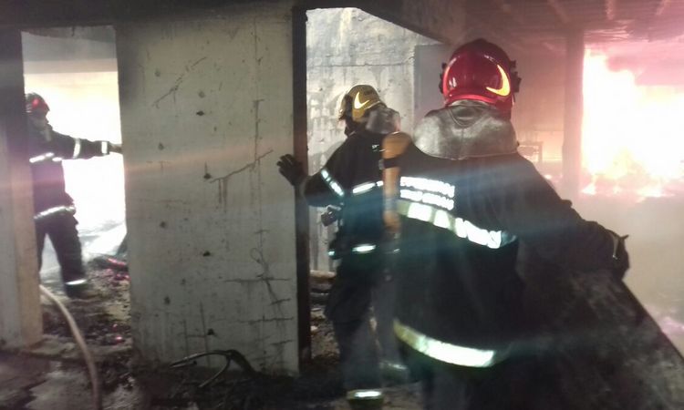 Incêndio atinge obra de shopping em Ubá - Bombeiros/Divulgação