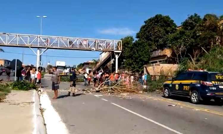 Manifestantes fecham BR-381 em Sabará e trânsito fica parado - Reprodução/WhatsApp