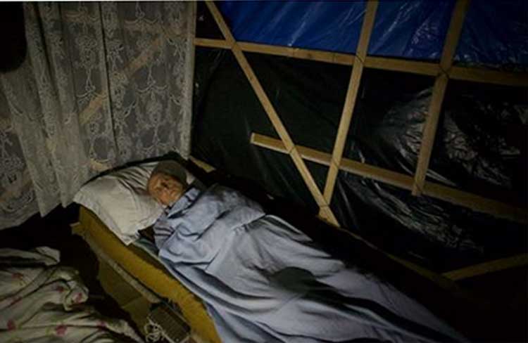 Ex-senador Eduardo Suplicy dorme em barraco para apoiar movimento dos sem teto - Reprodução/Facebook