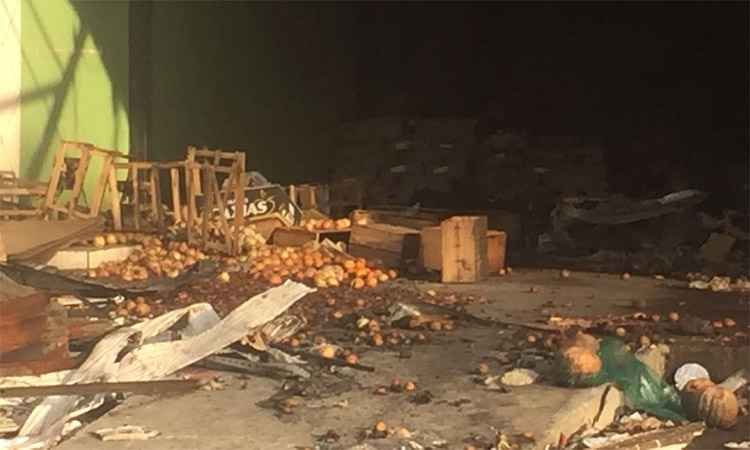 Restos de incêndio na Ceasa continuam no local após quase 2 meses - Divulgação