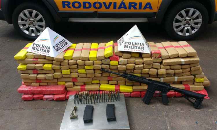 PM apreende fuzil e 133 quilos de maconha em lataria de Kombi no Triângulo Mineiro - Polícia Militar/Divulgação