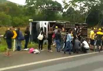 Ônibus com estudantes de Direito tomba na BR-381, em Belo Oriente - Reprodução/WhatsApp