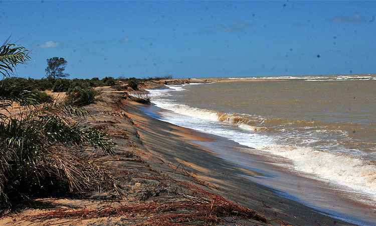 Dois anos após tragédia, manchas de minério ressurgem nas  praias e na foz do Rio Doce  - Ramon Lisboa/EM/DA Press