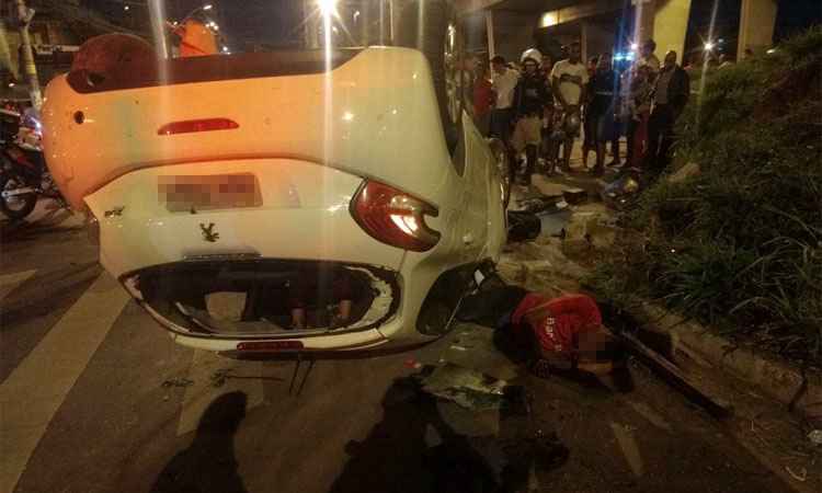 Bandidos capotam carro roubado durante fuga em Belo Horizonte - Polícia Militar/Divulgação