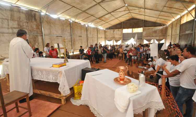 Moradores de Bento Rodrigues participam de missa campal na comunidade destruída pela lama - Jair Amaral/EM/DA Press