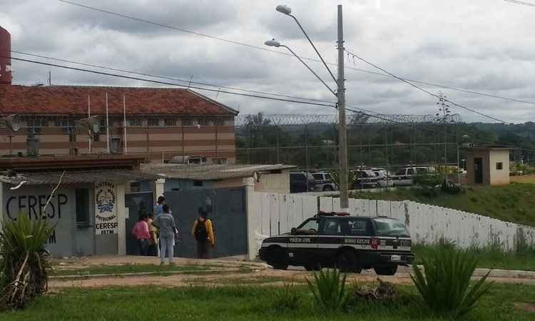 Agentes fazem operação de revista em celas e detentos no Ceresp Betim - Edésio Ferreira/ EM/DA Press