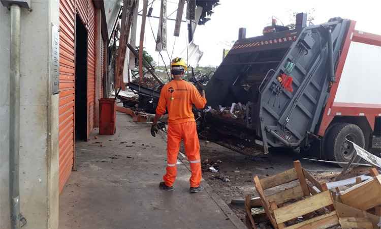 Depois de dois meses, Ceasa retira restos de alimentos de galpão incendiado  - CeasaMinas/Divulgação