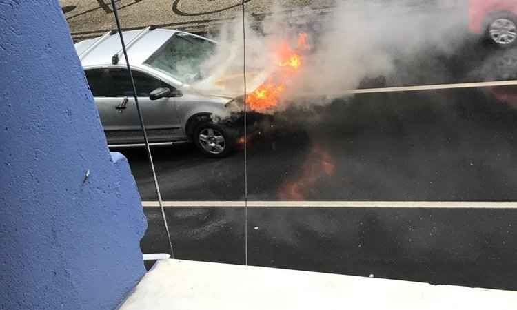 Veículo pega fogo na Rua da Bahia, no Centro de BH - Twitter/ reprodução 