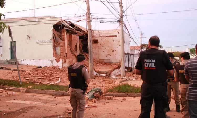 Vestidos de policiais, assaltantes que agiram em Uberaba tentaram roubar viatura - Jairo Chagas/Jornal da Manhã