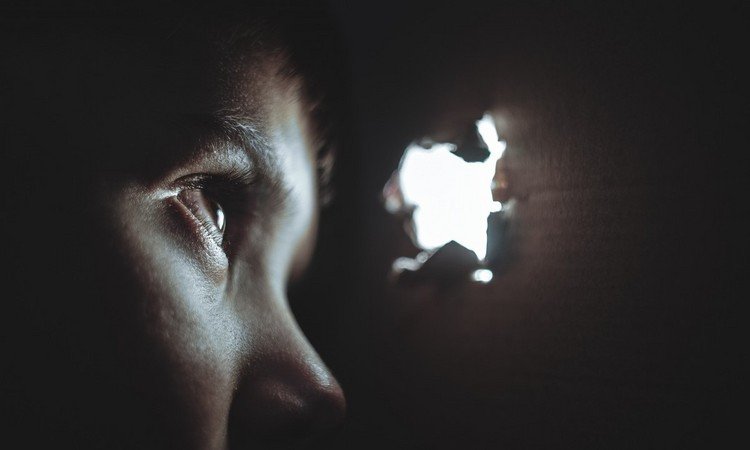 Menino de 12 anos estupra irmã de 4 após assistir vídeos pornô - PxHere