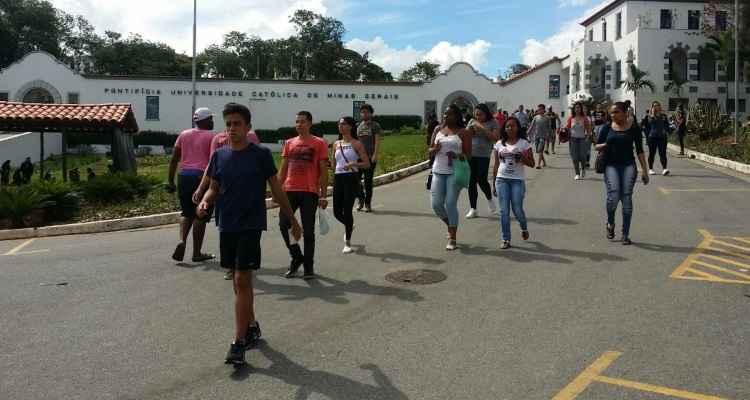 Depilação a laser, uso do celular e 'Campo Minado' são abordados no Enem - Marcos Vieira/EM