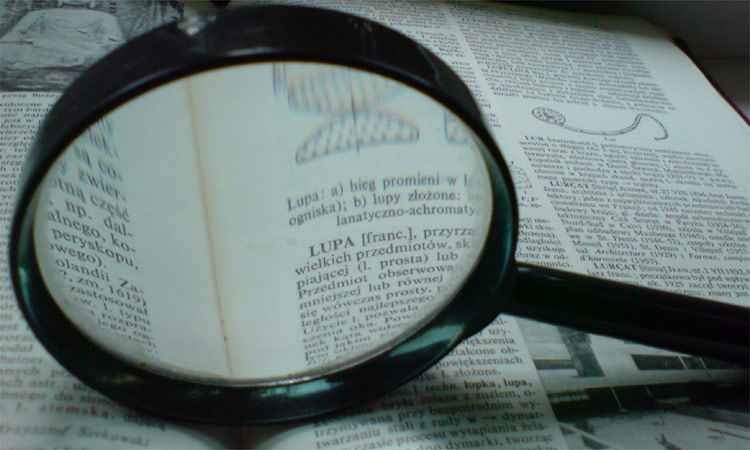 Candidata com catarata é impedida de usar lupa e perde prova do Enem - Wikimedia Commons