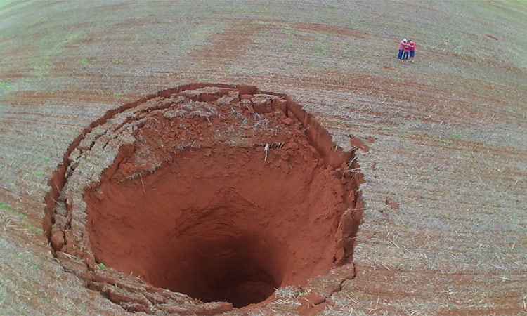Cratera gigante se abre em fazenda no interior de Minas Gerais  - Reprodução internet/WhatsApp