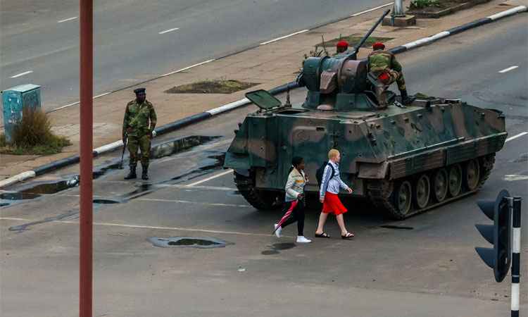 Presidente do Zimbábue é confinado em sua casa e militares tomam capital - AFP / Jekesai NJIKIZANA  