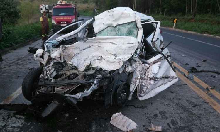 Batida entre carro e carreta deixa dois mortos na BR-262 - Jailton Pereira/Portal Caparaó