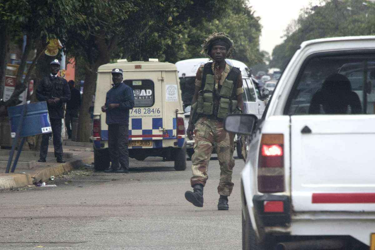 Exército do Zimbábue assume controle da capital para eliminar 'criminosos' ligados ao presidente -  AFP / Jekesai NJIKIZANA