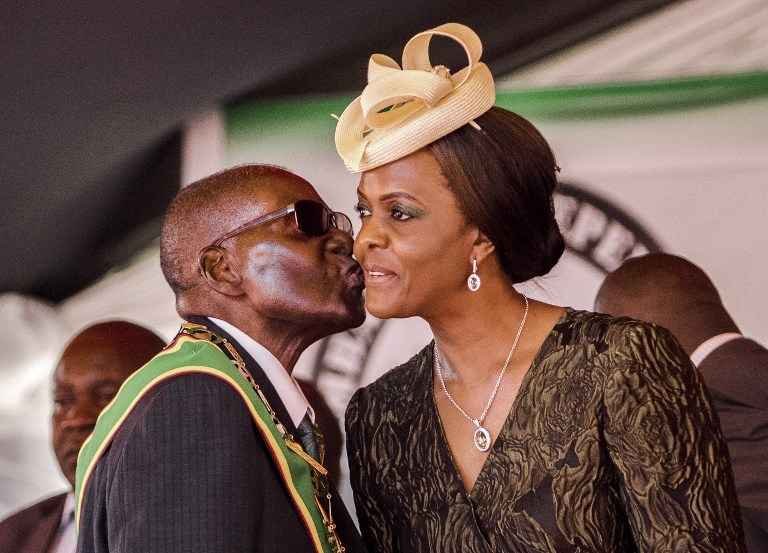 Ambição de Grace Mugabe pelo poder fez naufragar regime no Zimbábue - JEKESAI NJIKIZANA / AFP