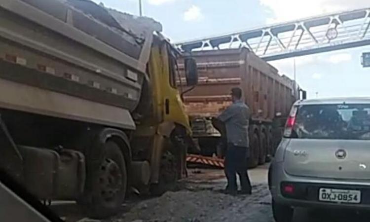 Caminhão e carreta se envolvem em acidente e obstruem uma faixa do Anel  - Reprodução/WhatsApp