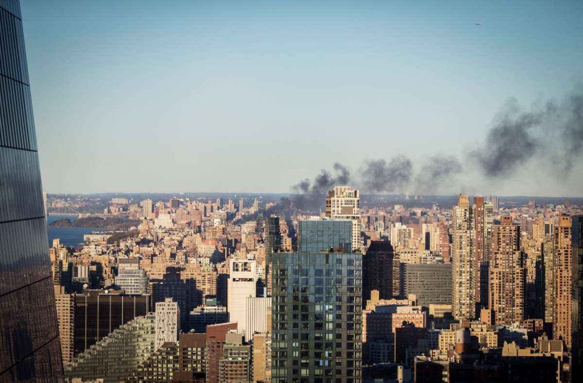 Incêndio em prédio residencial mobiliza mais de 100 bombeiros em Nova York - Reprodução/Twitter/ChetStrange