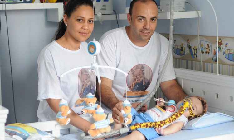 Pais do pequeno Yan fazem campanha para custear tratamento de doença degenerativa - Leandro Couri/EM/D.A Press