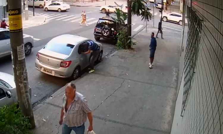 Câmera flagra arrombamento de carro no Bairro Santo Agostinho - Reprodução/ Internet/ Facebook 
