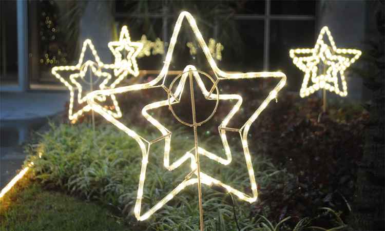 Saiba como instalar as luzes de Natal evitando choques e incêndios - Túlio Santos/EM/DA Press