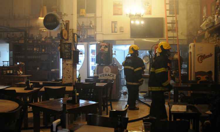 Princípio de incêndio em pizzaria assusta funcionários na Rua do Ouro - Túlio Santos/EM/D.A.Press