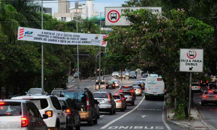 Trânsito volta a ser proibido em faixa exclusiva de ônibus na Av. Nossa Senhora do Carmo - Gladyston Rodrigues/EM/D.A.Press