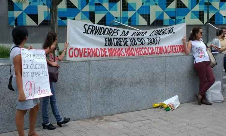 Há mais de 90 dias de greve, servidores da Jucemg protestam em seminário - Reprodução/Asjuc