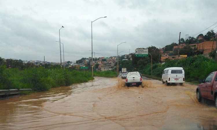 Chuva alaga trecho da MG-020, na Região Nordeste de BH - Marcelo Ernesto/EM/DA Press