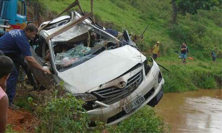 Acidente na BR-116 mata um casal e o filho; carro caiu dentro de um rio - Corpo de Bombeiros/Divulgação