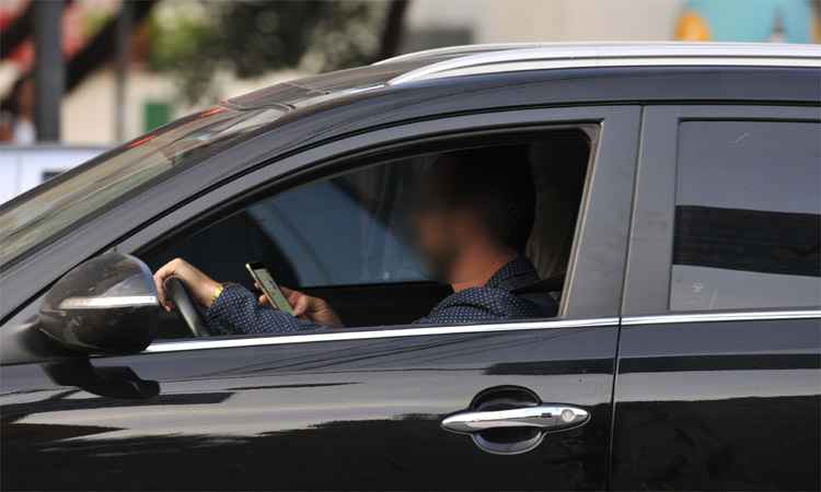 Usar celular enquanto dirige é tão perigoso quanto beber - Juarez Rodrigues/EM/DA Press - 6/5/16