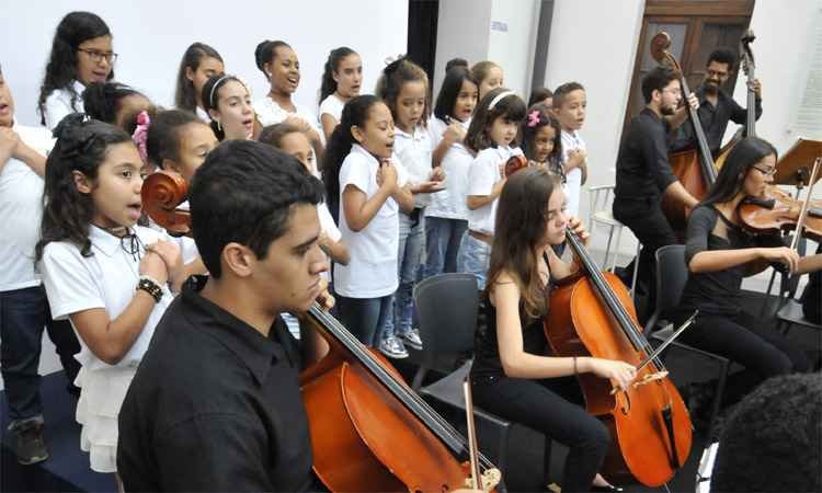 Coral e orquestra de jovens de Ouro Branco encanta na Praça da Liberdade - Juarez Rodrigues/EM/DA Press
