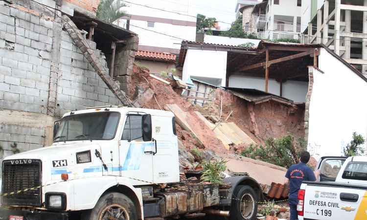 Defesa Civil alerta para o perigo de queda de muros por falta de manutenção - Sidney Lopes/EM/D.A Press