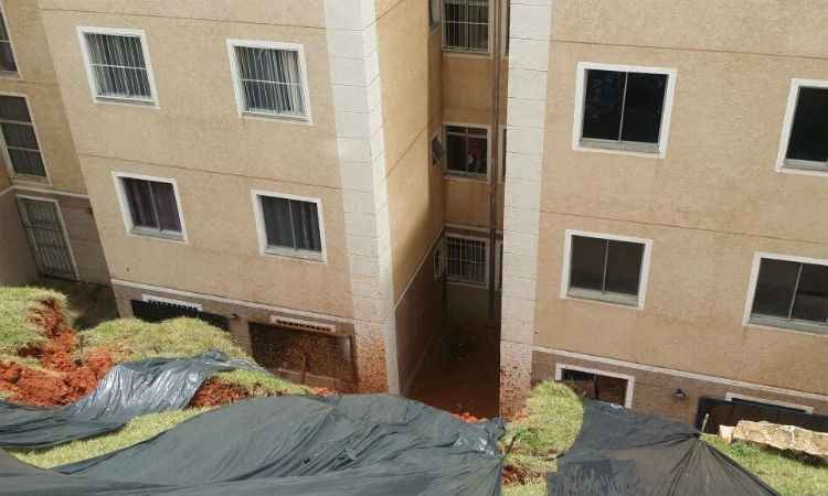 Muro desaba durante a chuva e 62 famílias são retiradas de prédios em BH - Edesio Ferreira/EM/D.A.Press