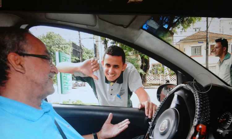 Motoristas passam por via sacra para conseguir gasolina nos postos de BH  - Beto Novaes/EM/D.A Press 