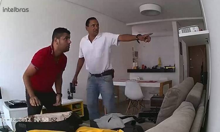 Câmera flagra homens furtando apartamento no Bairro Dona Clara - Reprodução/Facebook