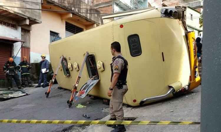 Micro-ônibus perde os freios e tomba no Bairro Novo São Lucas  - Reprodução/Facebook 