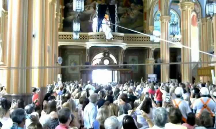 Padre do interior de São Paulo usa tirolesa para iniciar missa - Reprodução/YouTube