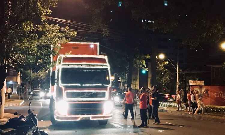 Caravana de Natal da Coca-Cola se enrosca em fiação na Região Centro-Sul - Larissa Ricci/ divugação 