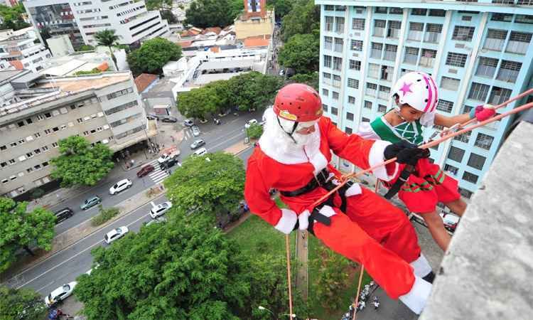 Papai Noel desce de rapel e entrega presentes às crianças na Santa Casa de BH - Leandro Couri/EM/DA Press