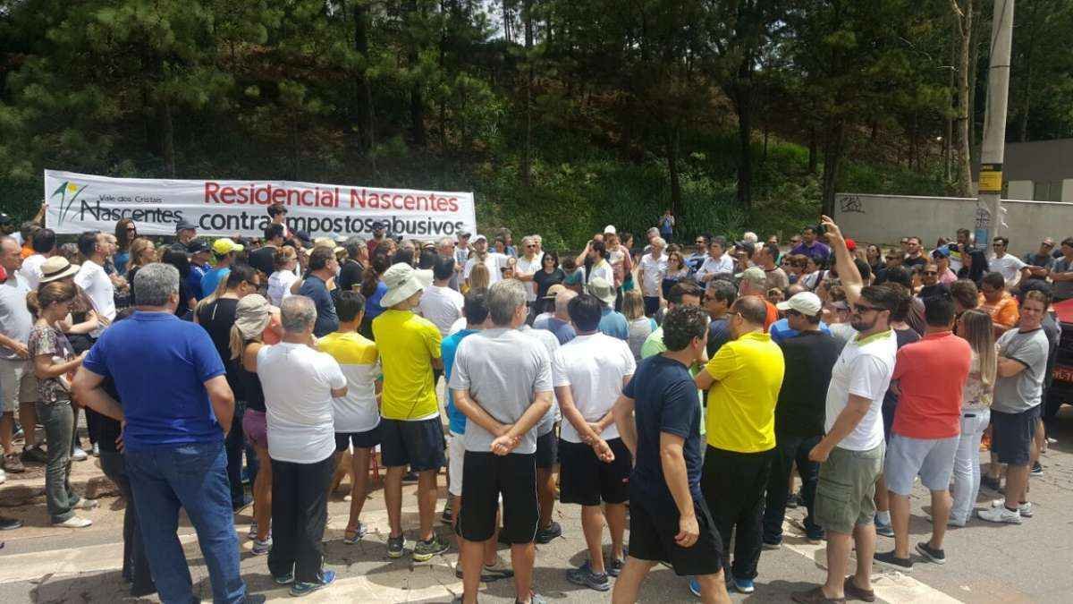 Moradores de Nova Lima fazem manifestação contra o aumento do IPTU - Amavise