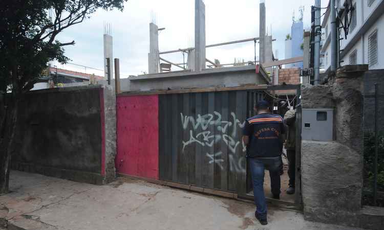 Operário morre em queda de muro no Carmo Sion, Centro-Sul de BH - Túlio Santos/EM/D.A.Pres